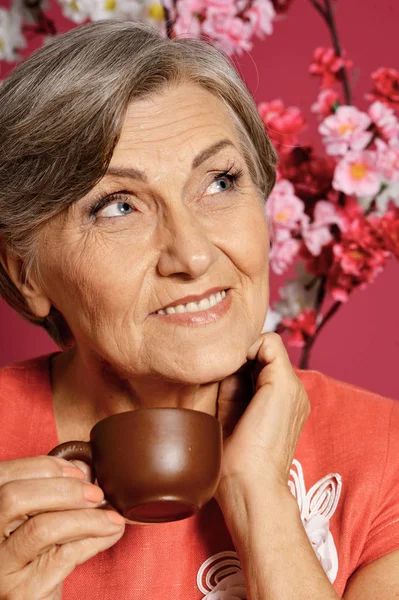 Vacker Leende Äldre Kvinna Dricka — Stockfoto