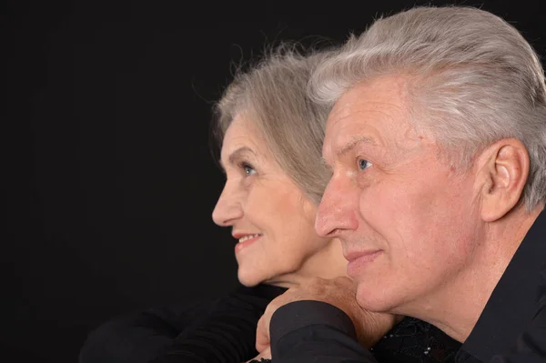 Gelukkig Senior Paar Poseren Zwarte Achtergrond Stockfoto