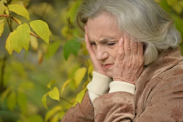 Sad Senior Woman Park — Stock Photo, Image