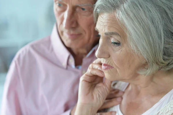 Portret Van Een Ongelukkig Stel Dat Thuis Poseert — Stockfoto