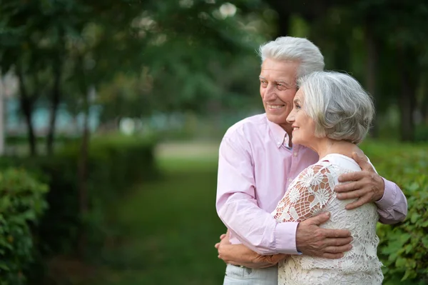 Счастливая Пожилая Женщина Мужчина Обнимаются Парке — стоковое фото