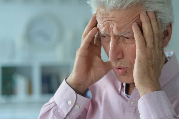 Ledsen Sjuk Senior Man Med Huvudvärk — Stockfoto