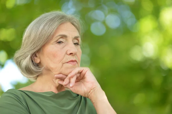 Ledsen Senior Vacker Kvinna Vårparken — Stockfoto