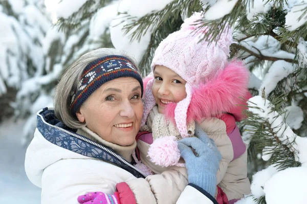 Portret Van Oma Kleindochter Winter — Stockfoto