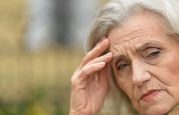 Triste Donna Anziana Nel Parco — Foto Stock