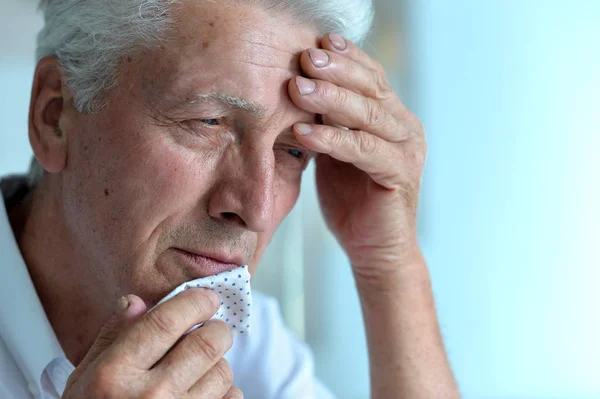 Portret Van Zielige Oudere Man Met Hoofdpijn — Stockfoto