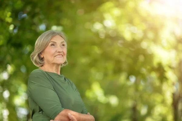 Felice Donna Anziana Bella Nel Parco Primaverile — Foto Stock