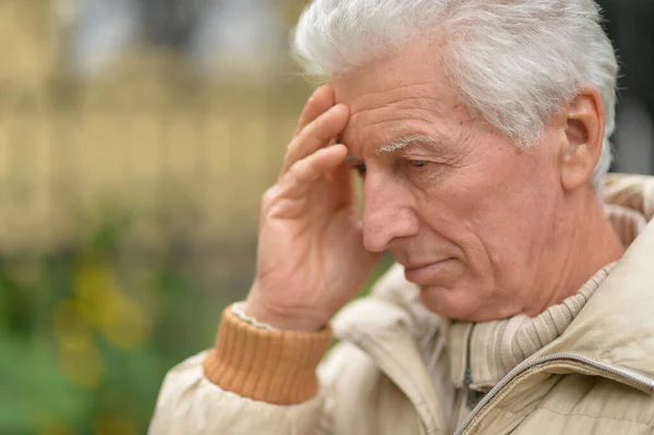 Uomo Anziano Serio Che Pensa Nel Parco Sfondo Verde — Foto Stock