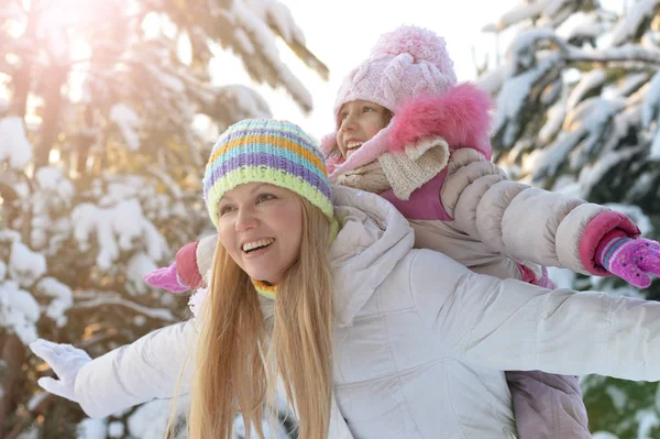 Glückliche Mutter Und Tochter Winter — Stockfoto