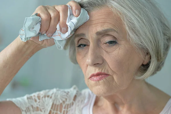 Schöne Seniorin Mit Kopfschmerzen — Stockfoto