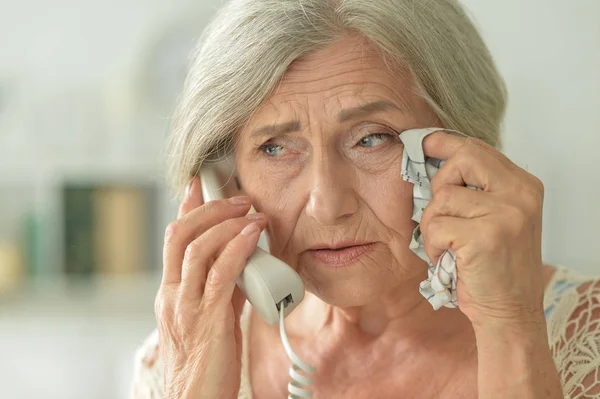 Retrato Una Mujer Mayor Alterada Llamando Médico —  Fotos de Stock