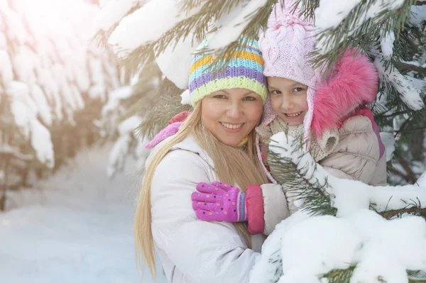 Lycklig Mor Och Dotter Vinter — Stockfoto