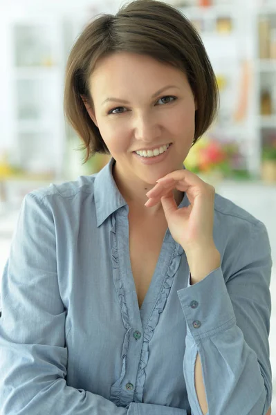 Portrait Beautiful Young Woman Posing — Stock Photo, Image