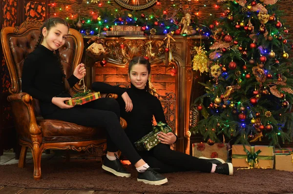 Χαριτωμένα Μικρά Κορίτσια Δώρα Κοντά Διακοσμημένα Χριστουγεννιάτικο Δέντρο — Φωτογραφία Αρχείου