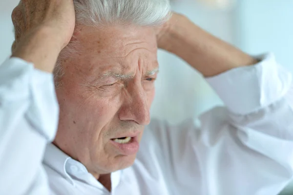 Retrato Triste Anciano Enfermo Con Dolor Cabeza —  Fotos de Stock