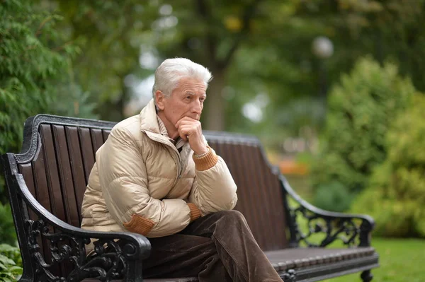 Серьезный Пожилой Человек Думает Парке — стоковое фото
