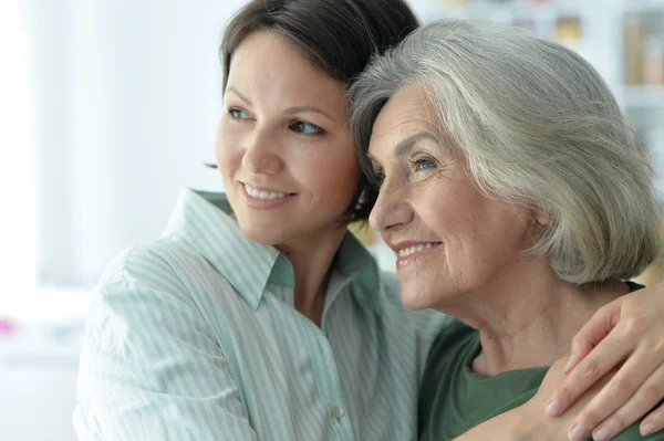 Portrait Senior Woman Daughter Home — Stock Photo, Image