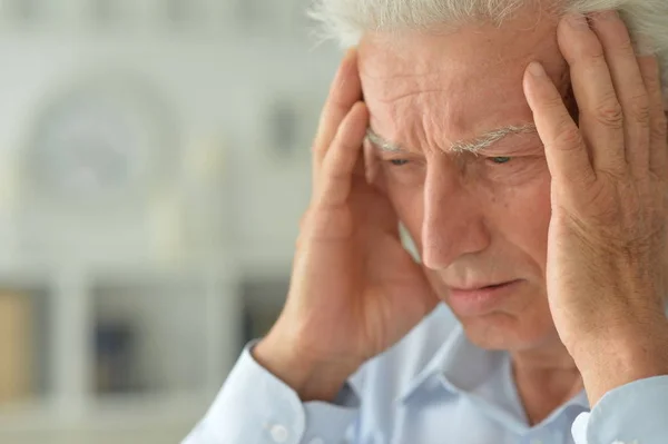 Portret Van Zielige Oudere Man Met Hoofdpijn — Stockfoto