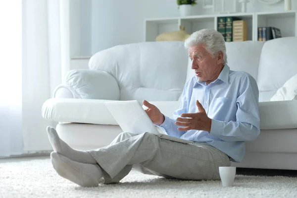 Emotionaler Senior Nutzt Laptop Hause — Stockfoto