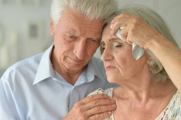 Porträtt Sjuk Äldre Kvinna Och Man Hemmet — Stockfoto