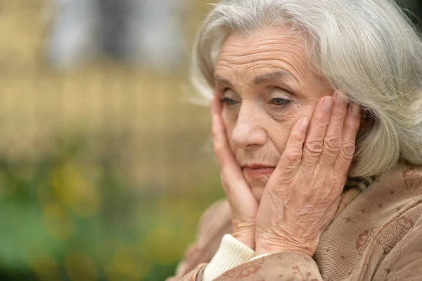 Triste Anciana Parque — Foto de Stock