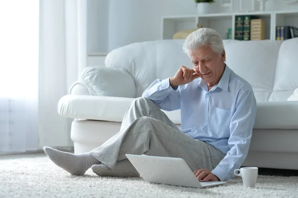 Emotional Senior Man Using Laptop Home — Stock Photo, Image