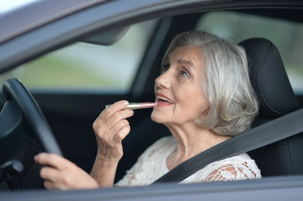 Portret Van Senior Vrouw Zetten Lippenstift Auto — Stockfoto