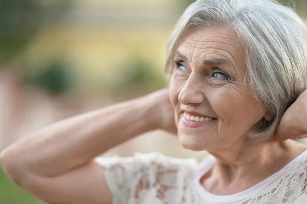 Gelukkig Senior Mooi Vrouw Het Voorjaar Park — Stockfoto