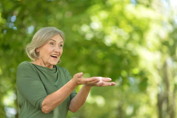 Glad Senior Vacker Kvinna Vår Park — Stockfoto
