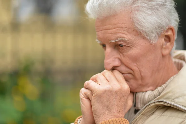 Allvarlig Senior Man Tänker Parken Grön Bakgrund — Stockfoto