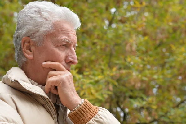 Poważny Człowiek Starszy Patrząc Parku Zielonym Tle — Zdjęcie stockowe