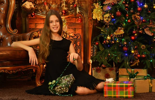 Noel Ağacının Yanında Mutlu Bir Kızın Portresi — Stok fotoğraf