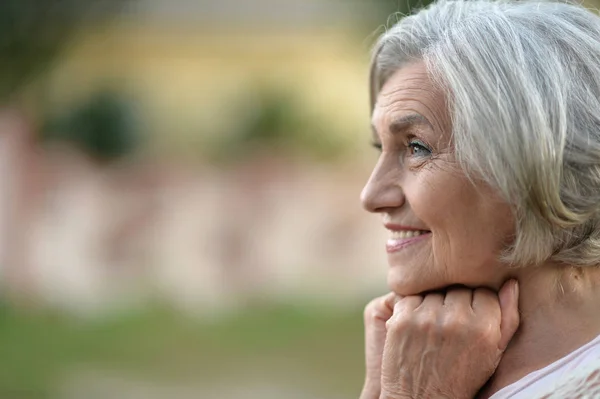 Gelukkig Senior Mooi Vrouw Het Voorjaar Park — Stockfoto