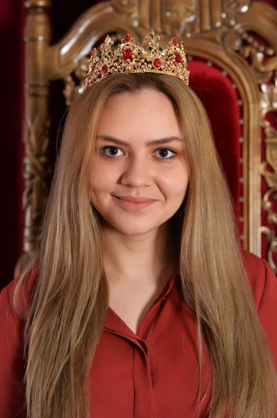 Retrato Reina Con Corona Silla — Foto de Stock