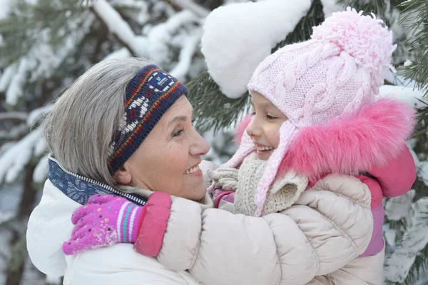 Büyükanne Torunu Kış Portresi — Stok fotoğraf