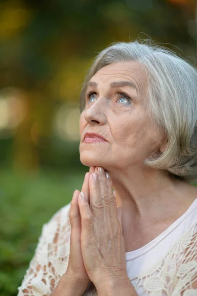 Старшая Женщина Молится Парке — стоковое фото