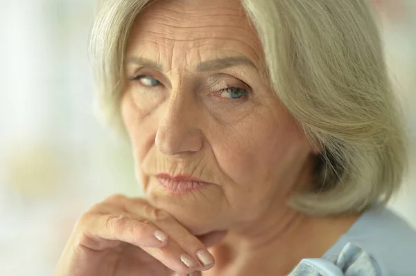 Close Van Portret Van Triest Senior Vrouw Thuis — Stockfoto