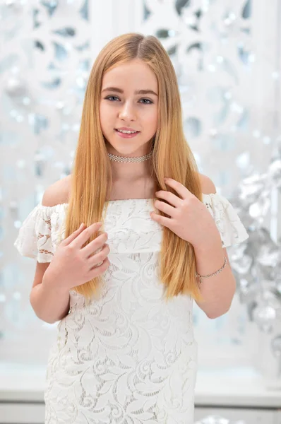 十代の女の子でホワイトドレスポーズオン休日 — ストック写真
