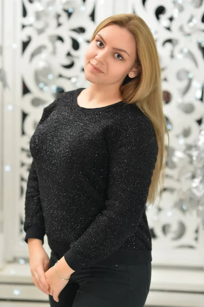 Porträtt Vacker Ung Kvinna Poserar Rummet Inredning Till Jul Semester — Stockfoto