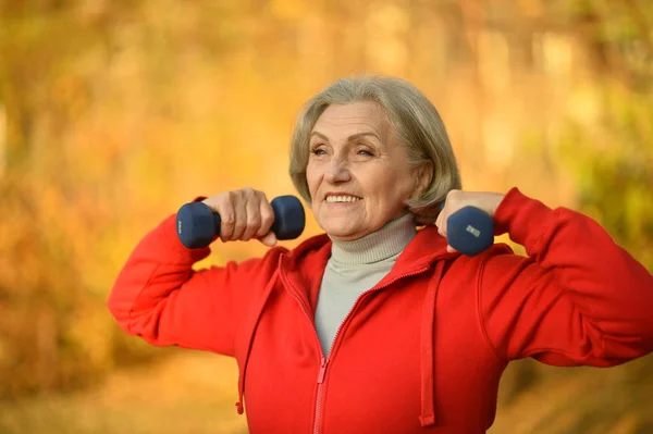 Přizpůsobit starší žena cvičení s činkami — Stock fotografie