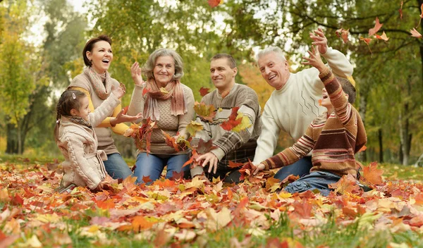 Familie ontspannen in herfst park — Stockfoto