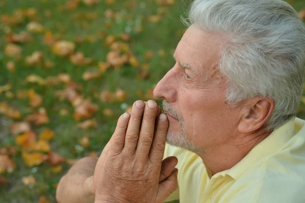 Portrait Thoughtful Elderly Man Praying — Stockfoto