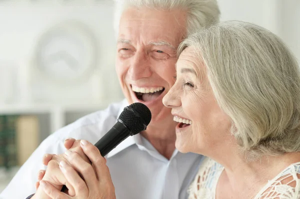 Senior Couple Singing Karaoke — Stock Photo, Image