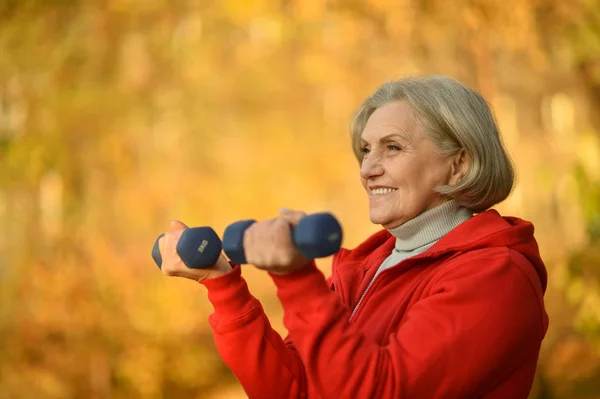 Fit Senior woman exercising  with dumbbells — Stock Photo, Image