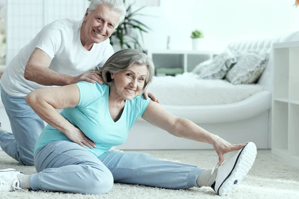 Pareja Mayor Sonriente Activa Haciendo Ejercicio Gimnasio —  Fotos de Stock