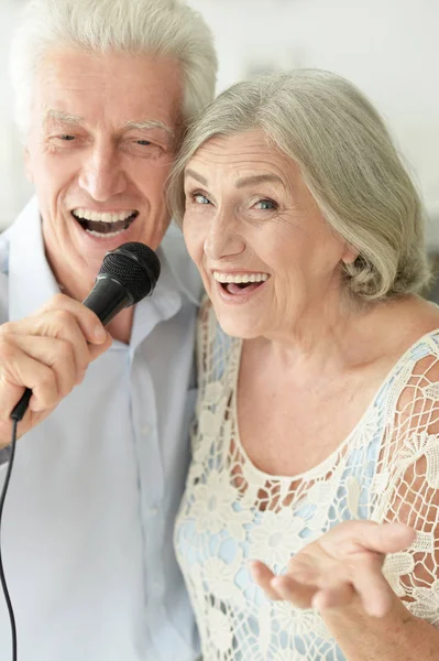 Casal Sênior Cantando Karaoke — Fotografia de Stock