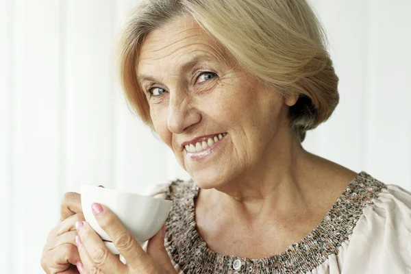 Mooie Glimlachende Senior Vrouw Drinken Thee — Stockfoto