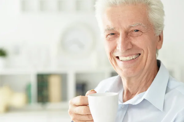 Portret Uśmiechniętego Starszego Mężczyzny Pijącego Kawę Domu — Zdjęcie stockowe