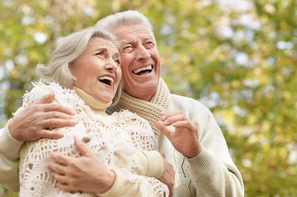 Sorridente Coppia Anziana Nel Parco Autunnale — Foto Stock