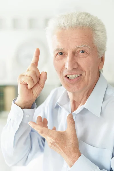 Портрет Усміхненого Старшого Чоловіка Який Вказує Пальцем Вдома — стокове фото